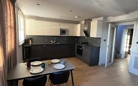 Modern Two Bed Flat In Notting Hill
